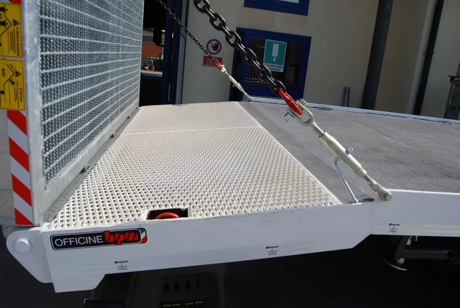 carrellone personalizzato con catene sicurezza per rampe