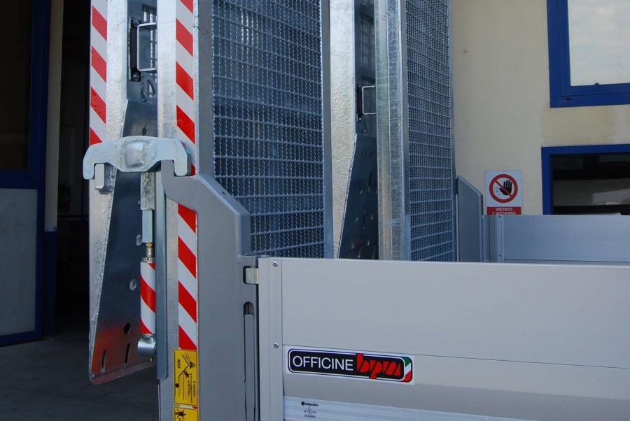 carrellone-personalizzato-con-chiusura-idraulica-sicurezza-rampe-idrauliche